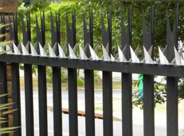 Pagar Putih dengan Motif Ukir